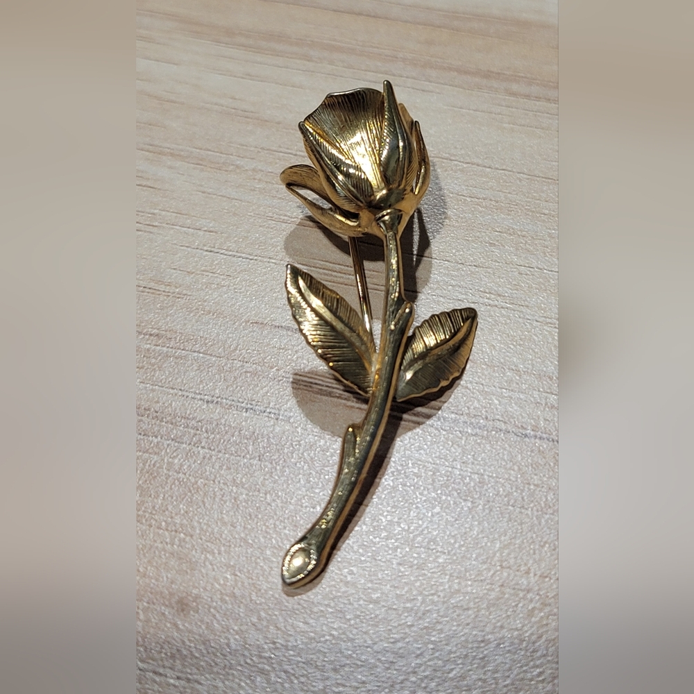 Elegant Gold Rose Brooch